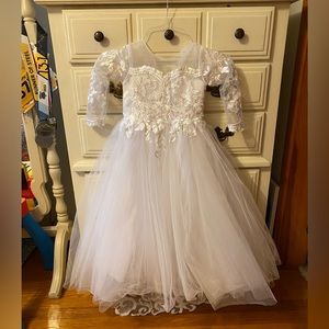 Girls Flower Girl/Communion/Formal dress. White. 4.